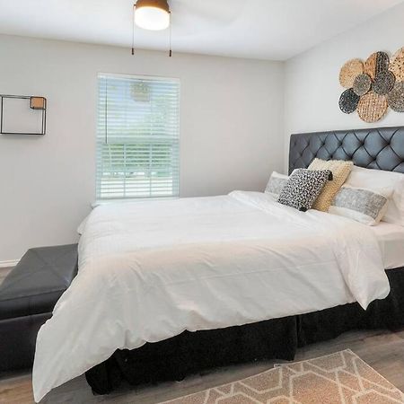 Cozy Two Bedroom Home Minutes From Downtown! Хюстън Екстериор снимка