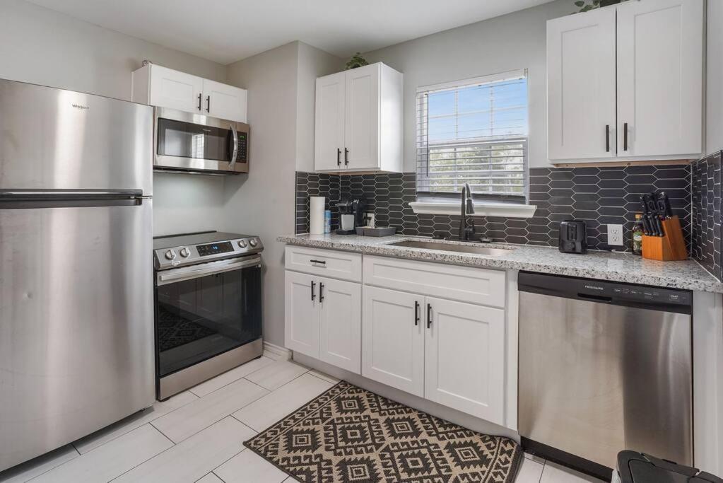 Cozy Two Bedroom Home Minutes From Downtown! Хюстън Екстериор снимка
