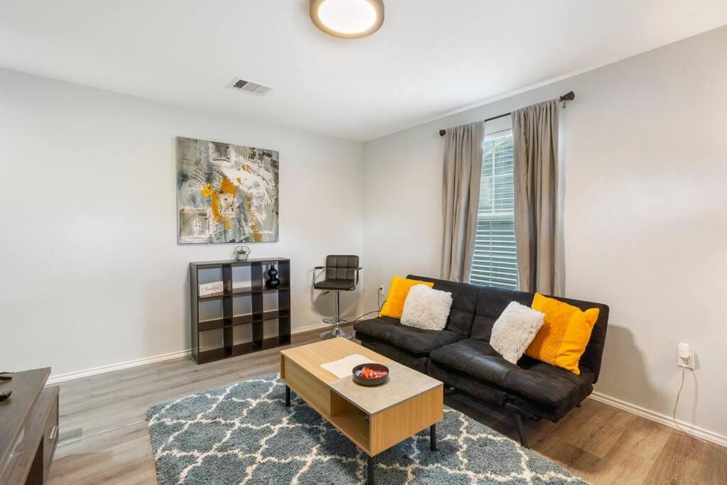 Cozy Two Bedroom Home Minutes From Downtown! Хюстън Екстериор снимка